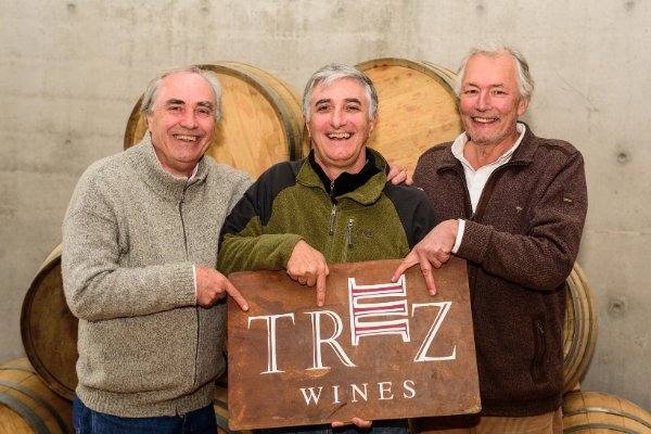 Tres amigos, tres caminos recorridos: el logro de un sueño en común: elaborar grandes vinos en partidas limitadas con dedicación y excelencia.